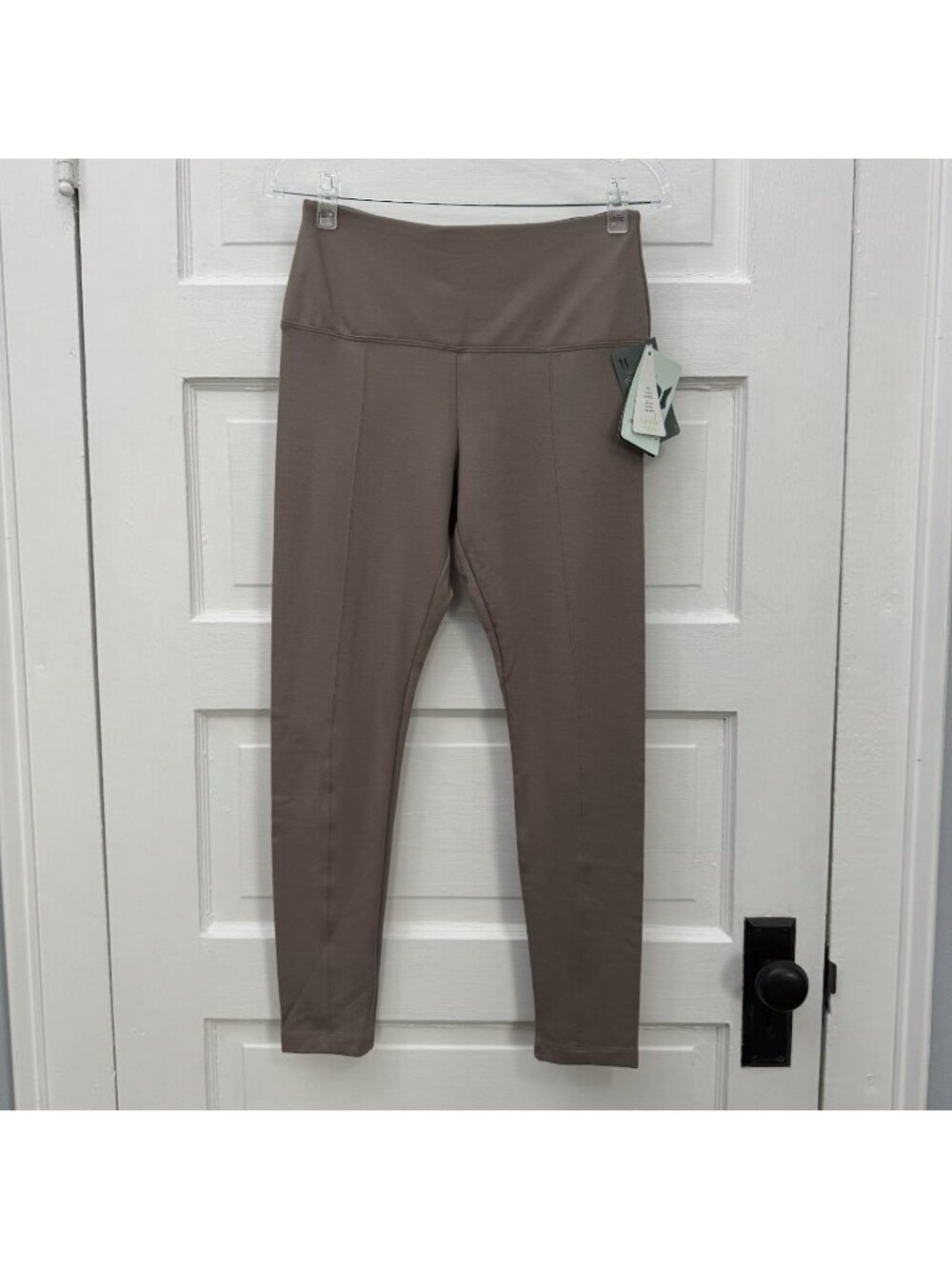 Lyssé Fit Hi Waist Center Seam Leggings Taupe Womens M NWT Pull On
